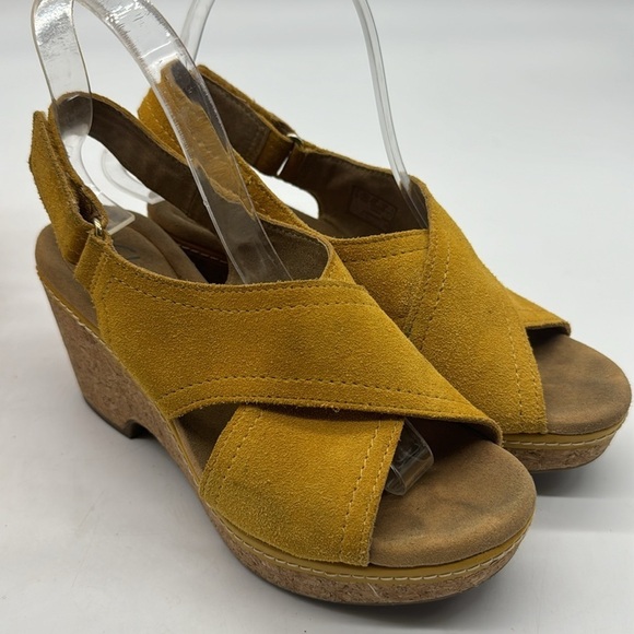 Clarks Collection Mustard Yellow Color Suede Sandals Size 7 MCS6579J - Picture 1 of 9